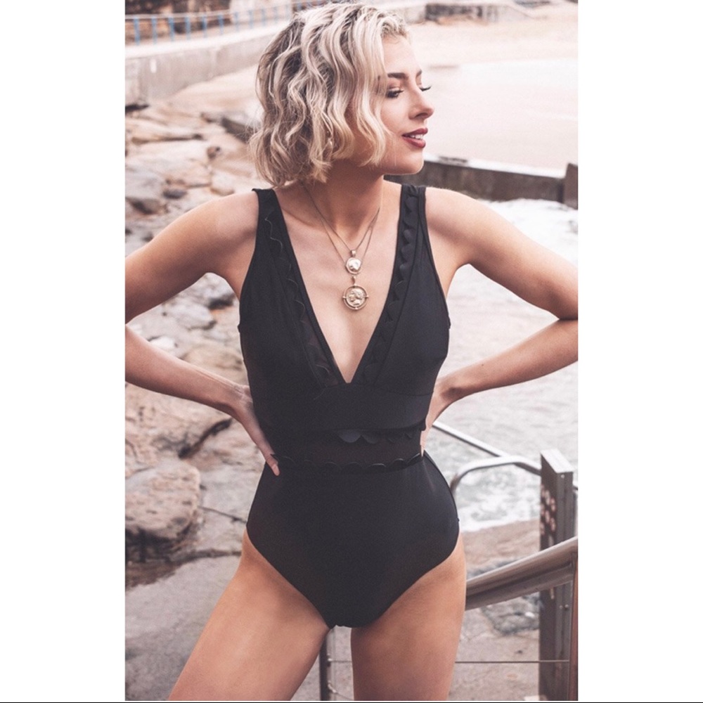 🆕 CUPSHE Solid Black V-Neck One Piece XL